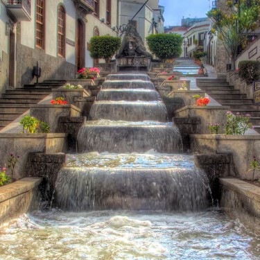 Cascadas urbanas, casas tradicionales y un molino del siglo XVI: así es el pueblo español más bonito del otoño