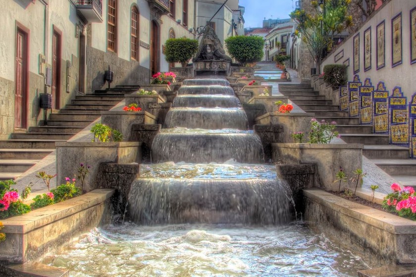 Una cascada de 30 metros en medio del casco histórico: así es el desconocido pueblo español que apodan la Villa del Agua