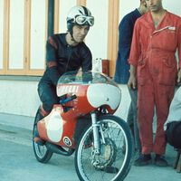 Amazon acaba de estrenar 'Ángel Nieto. Cuatro vidas': cuatro capítulos para el retrato más íntimo de la leyenda