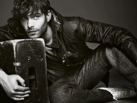 Jon Kortajarena se apunta al boho chic de la mano de Adolfo Domínguez