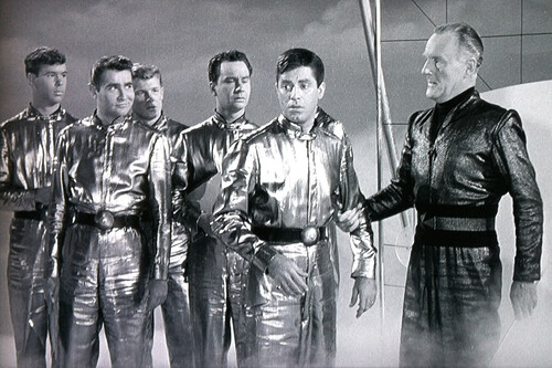 De uno de los escritores más aclamados salió una disparatada comedia de ciencia ficción querida por Tarantino. Hoy puedes reírte con ella en streaming