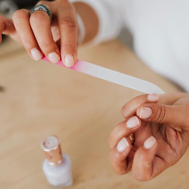 El elegante color de uñas que siempre lleva Carolina Herrera y es ideal a partir de los 60: no es el rojo ni el blanco 