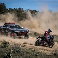 ¡Espectacular! Maridaje perfecto es ver a la Ducati DesertX y al Audi RS Q e-tron jugando juntos con Danilo Petrucci y Carlos Sainz a los mandos