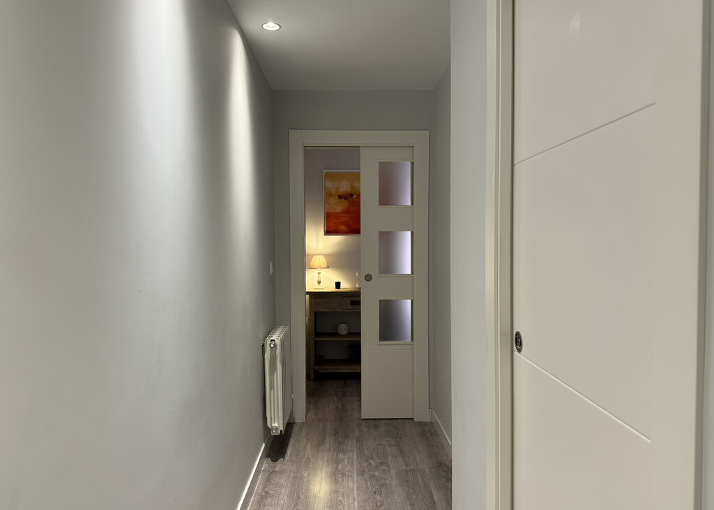 Mi pasillo es largo y oscuro. Un decorador profesional me ha dado las claves para que parezca otro por poco dinero