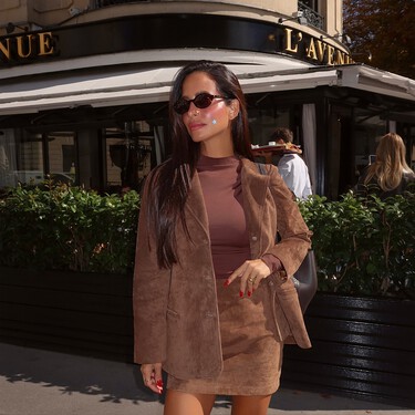 Las chaquetas de ante dicen adiós a las vaqueras en el entretiempo: son más elegantes y elevan cualquier look diario 