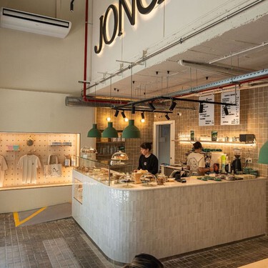 Jon Cake abre en Poblenou su local más grande: 350 metros cuadrados dedicados a la tarta de queso 