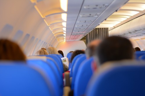 Cuidado con lo que tocas en el avión: esto es lo más sucio que hay 