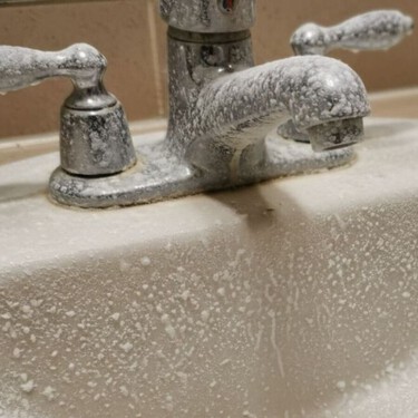 Cómo quitar las marcas de agua seca del lavabo: una mezcla casera que lo dejará brilloso 