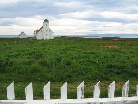 En esta pequeña isla islandesa viven cinco personas y hay un monasterio