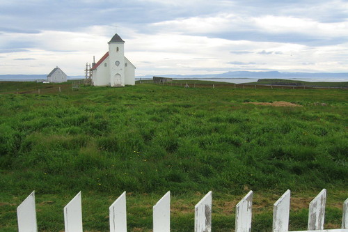 En esta pequeña isla islandesa viven cinco personas y hay un monasterio