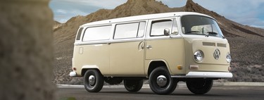 ¿Sacrilegio o genialidad? Volkswagen convierte una California T2 de 1972 en una furgoneta eléctrica con el motor de un e-Golf