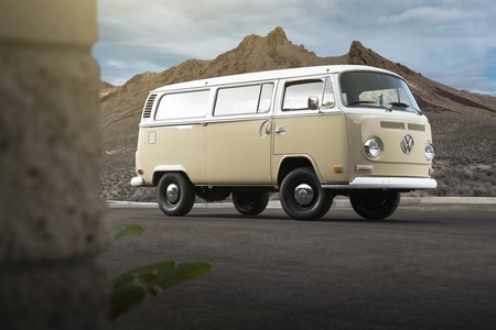¿Sacrilegio o genialidad? Volkswagen convierte una California T2 de 1972 en una furgoneta eléctrica con el motor de un e-Golf