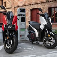 SEAT MÓ eScooter 125: la primera moto eléctrica de SEAT desembarca con 137 km de autonomía y un precio desde 6.250 euros
