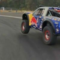 Dos autos corren dentro del Autódromo Hermanos Rodriguez en plena remodelación