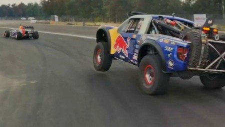 Dos autos corren dentro del Autódromo Hermanos Rodriguez en plena remodelación