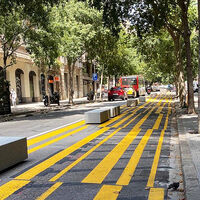 La muerte de un motorista en Barcelona contra uno de los obstáculos de hormigón desata las protestas del colectivo de las dos ruedas