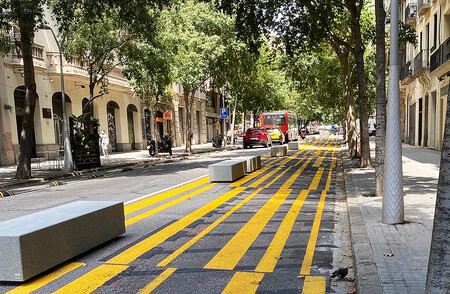La muerte de un motorista en Barcelona contra uno de los obstáculos de hormigón desata las protestas del colectivo de las dos ruedas
