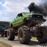 El infantil juego de la cuerda en versión americana, con todoterrenos gigantes 