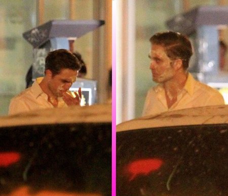 Y... ¡Pastelazo a la cara de Robert Pattinson! (con lo poco que a éste le gusta la nata...)