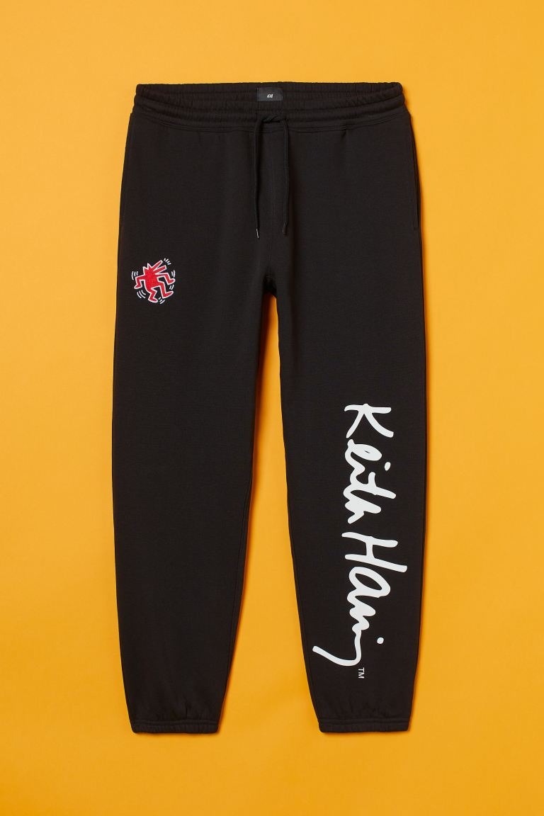 Joggers en tejido sudadera de mezcla de algodón con motivo estampado. Modelo con elástico revestido y cordón de ajuste en la cintura, bolsillos al bies, un bolsillo trasero y perneras pitillo con bajos en punto elástico de canalé. Interior cepillado suave.
