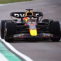 Max Verstappen hace la pole con bandera amarilla en Imola y Carlos Sainz vuelve a liarla