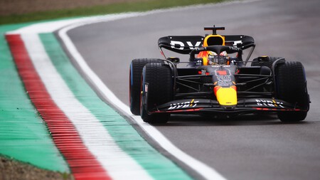 Max Verstappen hace la pole con bandera amarilla en Imola y Carlos Sainz vuelve a liarla