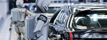 Así es la primera fábrica de autos operada por robots humanoides 