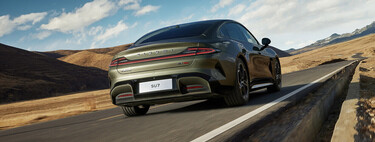 Xiaomi le gana otra batalla a Tesla: su coche eléctrico apenas se devalúa, y se vende de segunda mano casi al mismo precio que nuevo