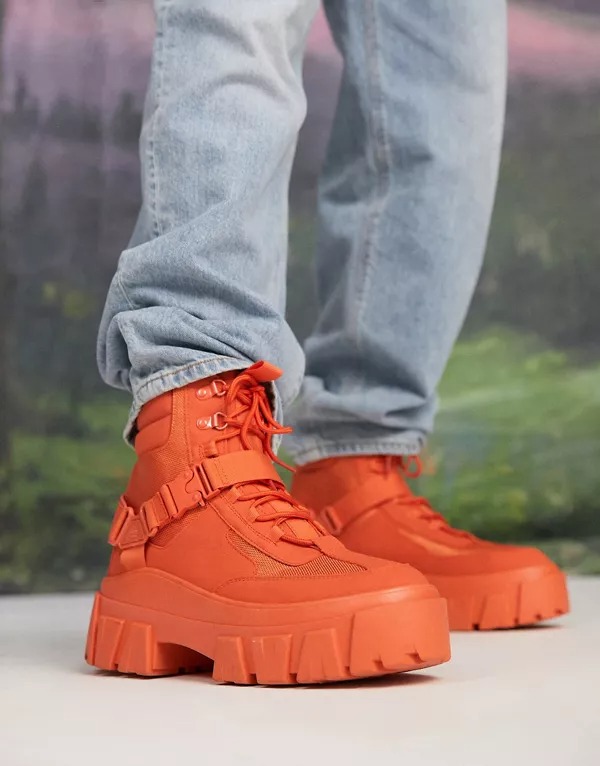 Botas color coral con cordones, detalle de tira y suela gruesa de antelina de ASOS DESIGN