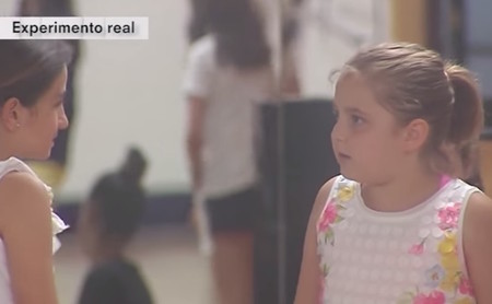 "Es una familia también", así defiende una niña a otra al enterarse que tiene dos papás