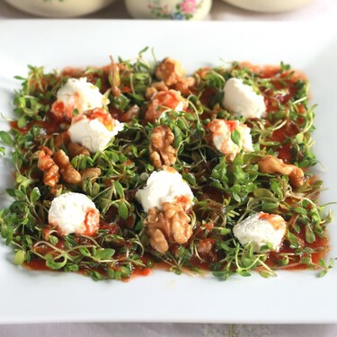 Ensalada de corujas o pamplinas con queso de cabra y nueces, una fresca receta de primavera