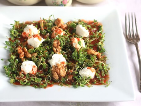 Ensalada de corujas o pamplinas con queso de cabra y nueces, una fresca receta de primavera