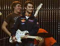 Pedrosa a la guitarra en la presentación de los pilotos Repsol