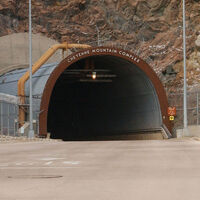 No es Stargate, pero casi: la montaña a la que EEUU le sacó 693.000 toneladas de granito para sobrevivir a un ataque nuclear de Rusia