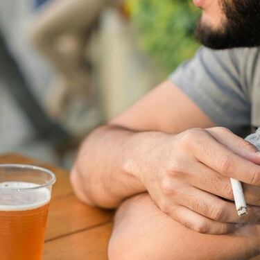 Ya es oficial: el Gobierno prohíbe fumar en las terrazas de bares y restaurantes y protege más a los menores 