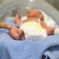 El angustioso vídeo de una enfermera que lucha por salvar la vida de los bebés ingresados en la UCI en Perú   