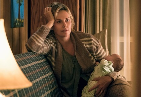 Cinco reflexiones sobre la maternidad que nos deja 'Tully', una película brutalmente honesta protagonizada por Charlize Theron (sin spoilers)