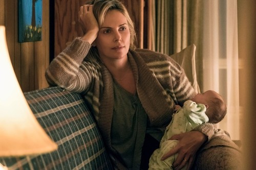 Cinco reflexiones sobre la maternidad que nos deja 'Tully', una película brutalmente honesta protagonizada por Charlize Theron (sin spoilers)