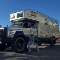 Uno de los cantantes más polémicos se ha comprado una mega camper. Cuesta 1,5 millones pero no tiene electricidad