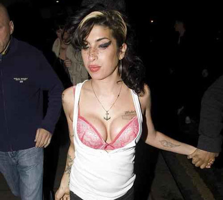 A Amy Winehouose le explotan los implantes