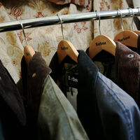 El Corte Inglés inaugura el otoño en pleno verano con esta ganga: la clásica chaqueta Barbour, ahora a casi mitad de precio 