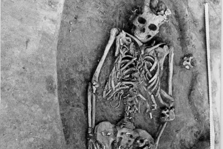 Encuentran los huesos de una mujer que murió dando a luz a sus gemelos ¡hace 7.000 años!