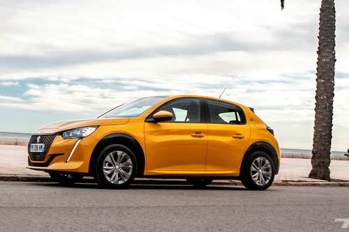 Probamos el Peugeot e-208, un coche eléctrico que convence por su diseño y dinamismo, pero no por su autonomía