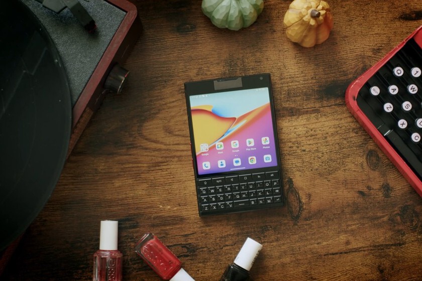 Un móvil con teclado físico como BlackBerry y doble pantalla como Yotaphone: es uno de los teléfonos Android más originales de 2025