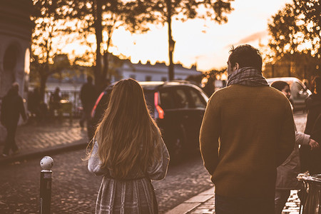 La relación entre padres e hijas ha cambiado: ahora ellas hablan con ellos de sexualidad y relaciones