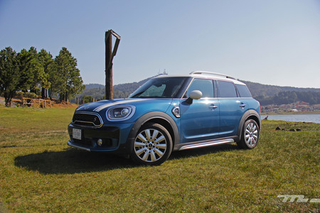 MINI Countryman: la videoprueba del menos "mini" de los MINI que te quiere enamorar con su manejo y conectividad