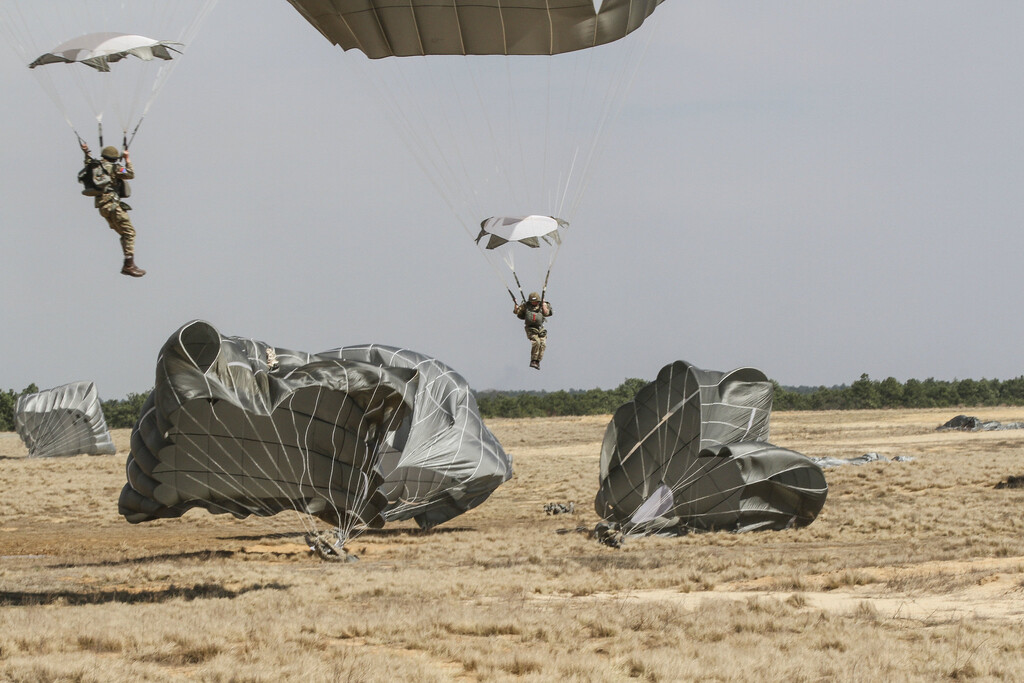 El ejército británico quiso celebrar el Día D desplegando a sus paracaidistas en Normandía. Los esperaba la aduana francesa