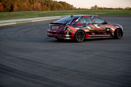Cadillac CT4-V Blackwing y CT5-V Blackwing, la marca prepara dos sedanes de alto desempeño para los fans del manejo deportivo
