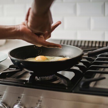 ¿Son realmente tóxicas las sartenes de teflón? Esto dice un experto en alimentos