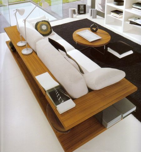 Un sofá con espacio de almacenaje alrededor